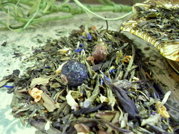 loose green tea with dried fruit