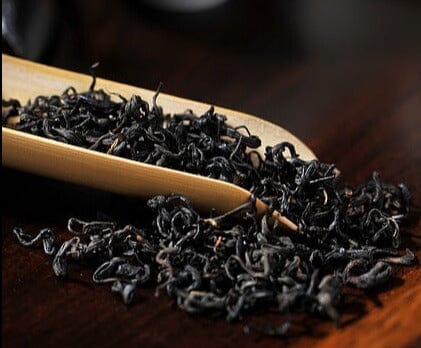 picture of black  tea  in a scoop .pix